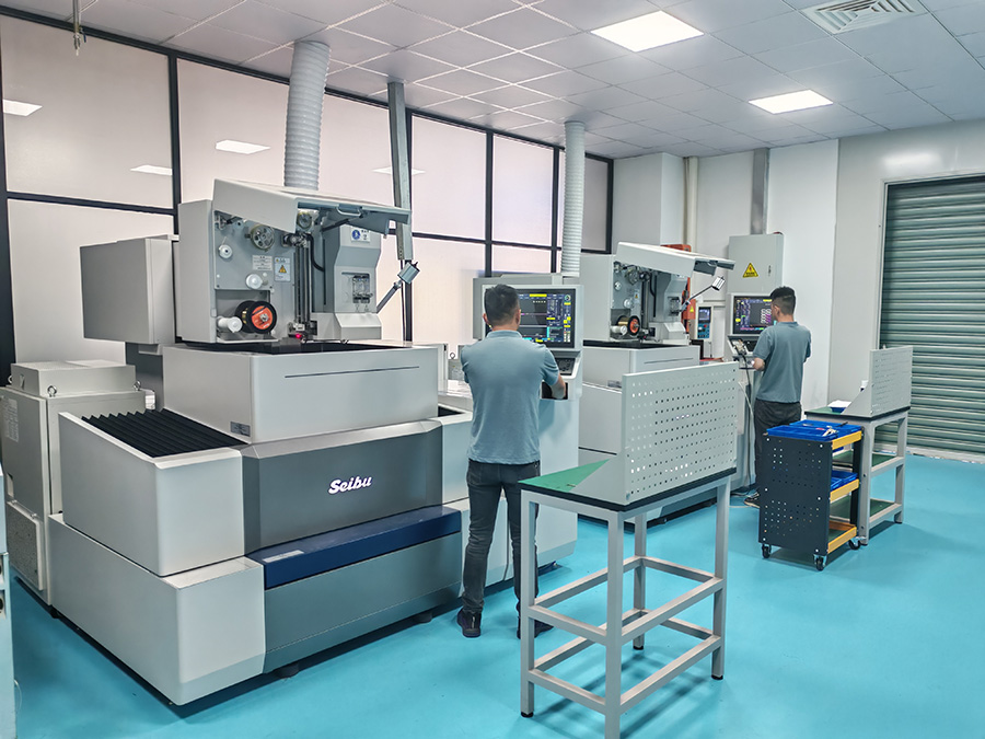 車間現(xiàn)場 西部慢走絲精度+0.002mm